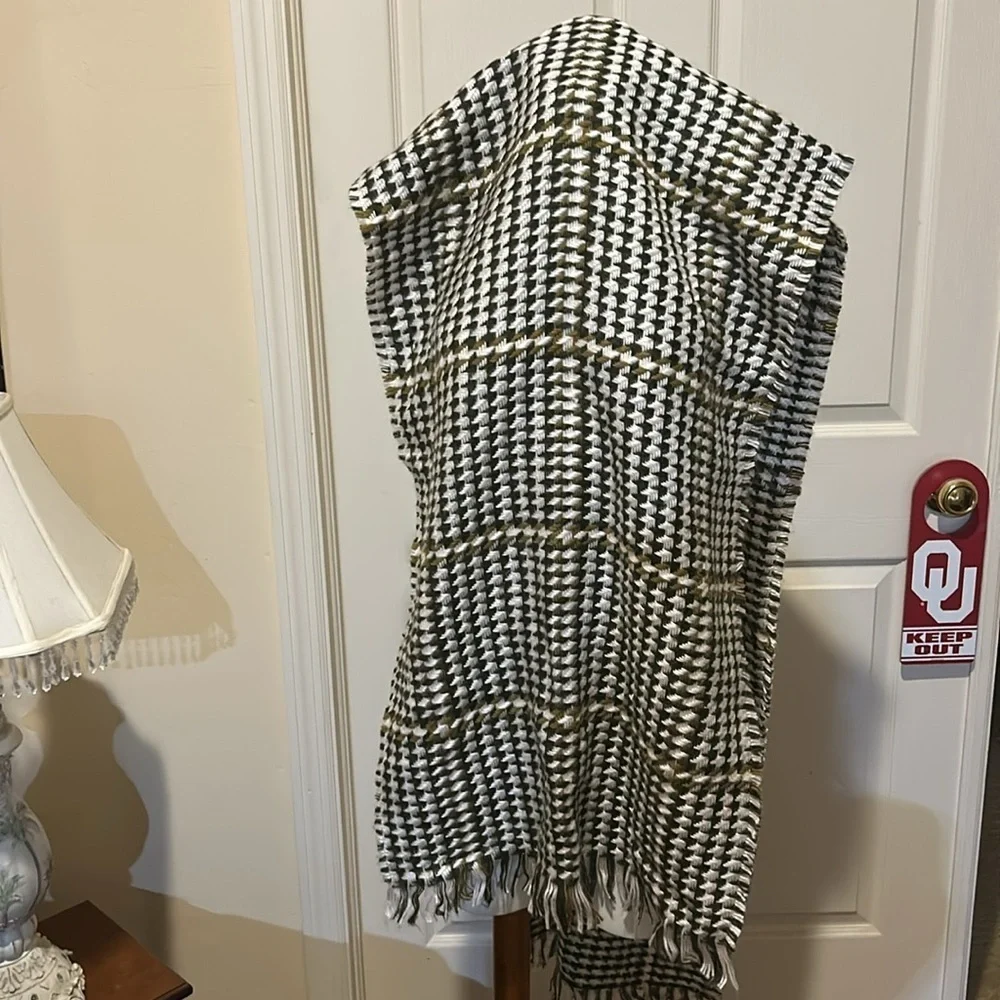 FRAAS The scarf Company knitted scarf. NEW